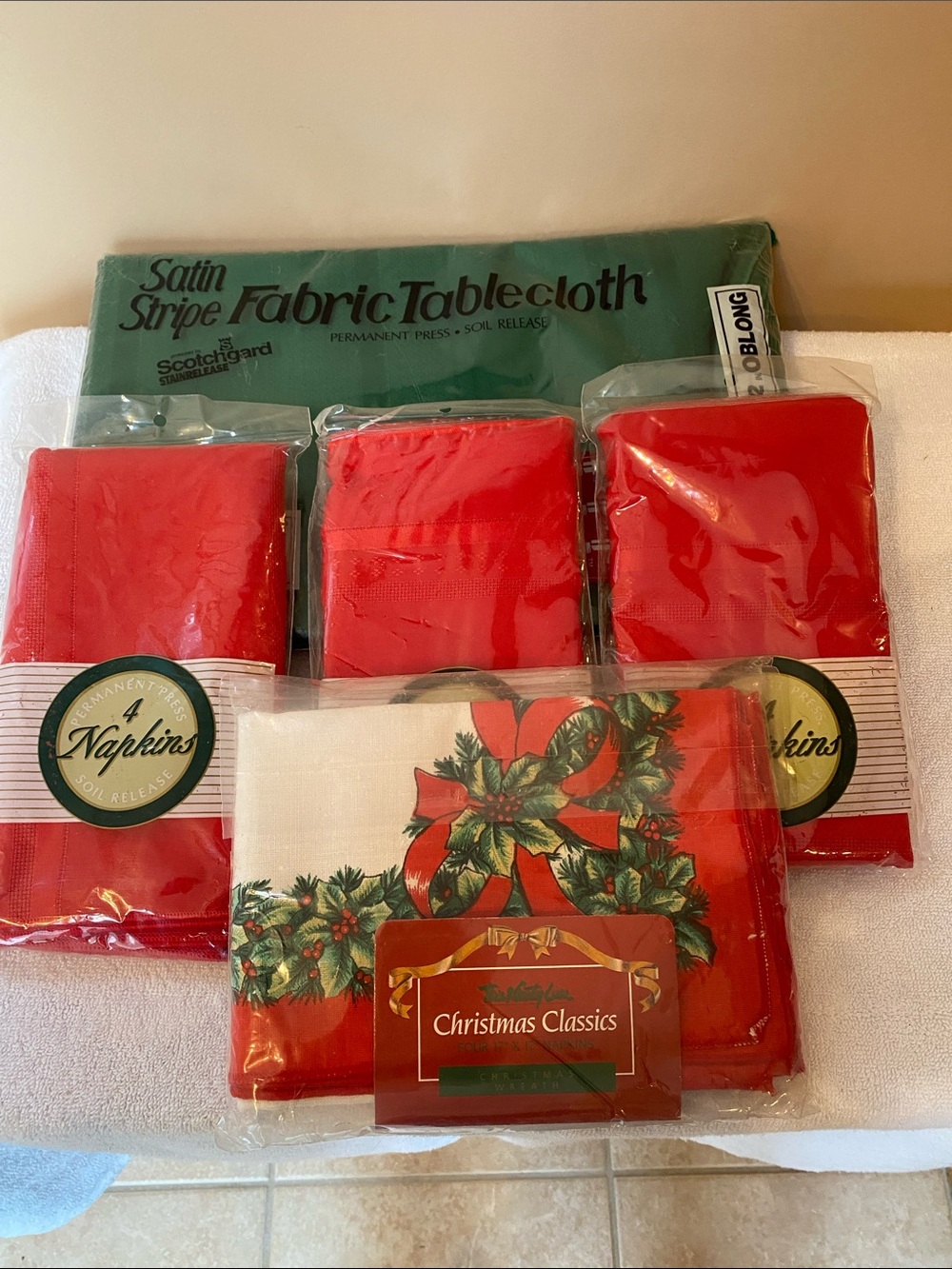 NWOT GREEN SATIN STRIPE OBLONG TABLECLOTH PLUS 4 HOLLY NAPKINS & 12 RED NAPKINS